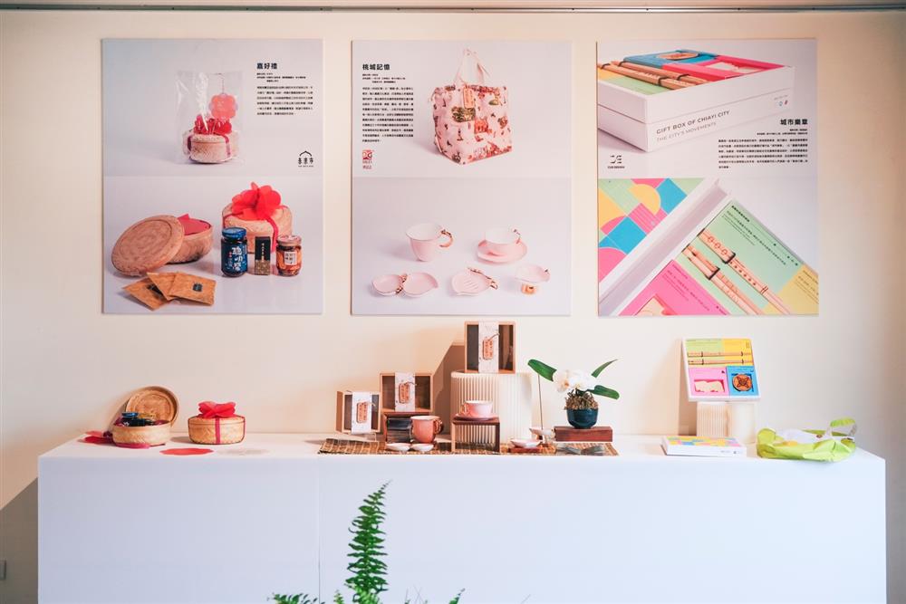 202113-2 中間試驗市集匯集13家由經濟部工業局與嘉義市政府合作、以台灣設計研究院為平台的輔導品牌展售,並推出3組賦予嘉義伴手禮全新形象的「嘉義好禮」。 202113-2 中間試驗市集匯集13家由經濟部工業局與嘉義市政府合作、以台灣設計研究院為平台的輔導品牌展售,並推出3組賦予嘉義伴手禮全新形象的「嘉義好禮」。