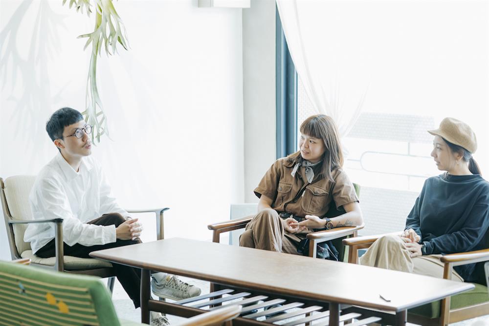 (由左至右)平凡編集工作室創意總監黃銘彰、Hunter Goods _ co.共同主理人蕭蕭、木更Mugeneration主理人Rainie (由左至右)平凡編集工作室創意總監黃銘彰、Hunter Goods _ co.共同主理人蕭蕭、木更Mugeneration主理人Rainie