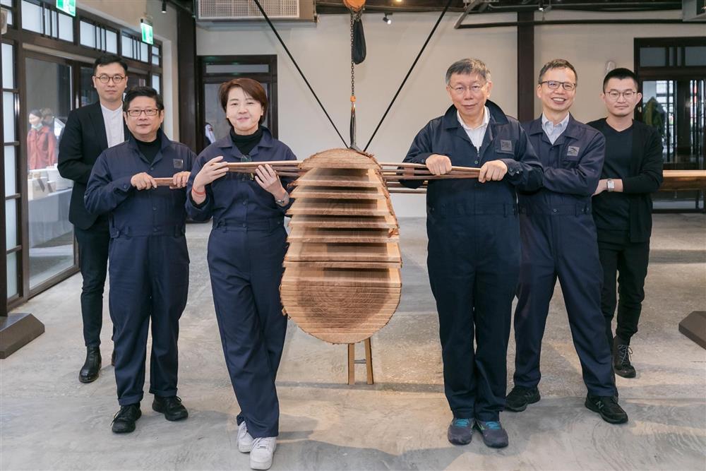 森林木人_13 開木開幕_入口大廳柯市長產發局長與設計者