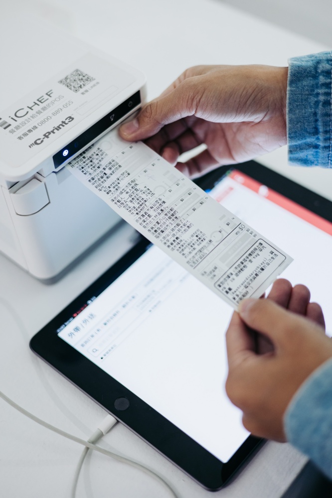 202112-1 如同用餐完結帳的生活日常，本區讓觀眾填寫什麼是心中的剛剛好的城市，並帶回一張專屬的 iCHEF 結帳單。（圖片提供／平凡編集工作室）