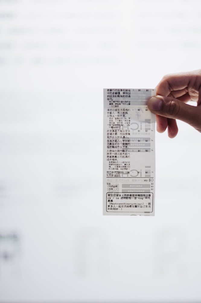 202112-2 如同用餐完結帳的生活日常，本區讓觀眾填寫什麼是心中的剛剛好的城市，並帶回一張專屬的 iCHEF 結帳單。（圖片提供／平凡編集工作室）