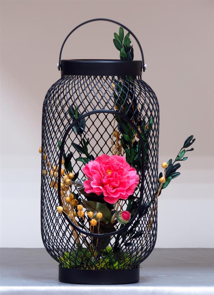 圖八_駐村藝術家—陳建華，絕傳蓪草紙花工藝「萬事亨蓪」，圖為燈籠型茶花飾。