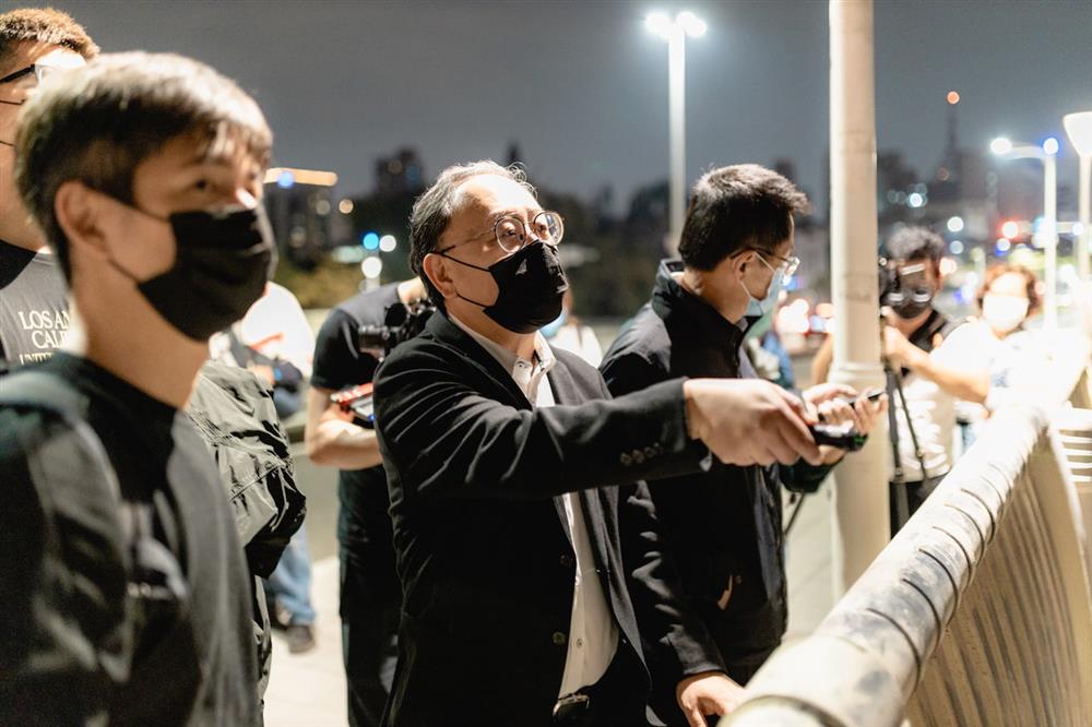 7.史哲副市長(右)、賴雨農設計師(左)現場進行燈光測試 7.史哲副市長(右)、賴雨農設計師(左)現場進行燈光測試