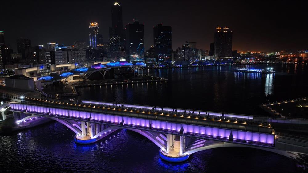 10.輕軌橋燈光優化升級,配合高流建築燈光變化形成愛河灣最美麗的夜景 10.輕軌橋燈光優化升級,配合高流建築燈光變化形成愛河灣最美麗的夜景