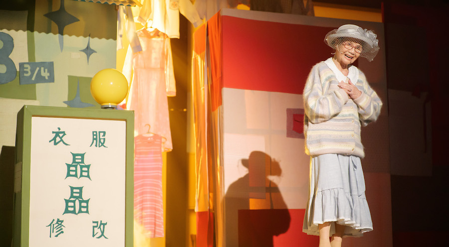 「果陀」舊戲服結合「萬秀」老衣物，高齡近90歲奶奶搖身一變重返少女時代