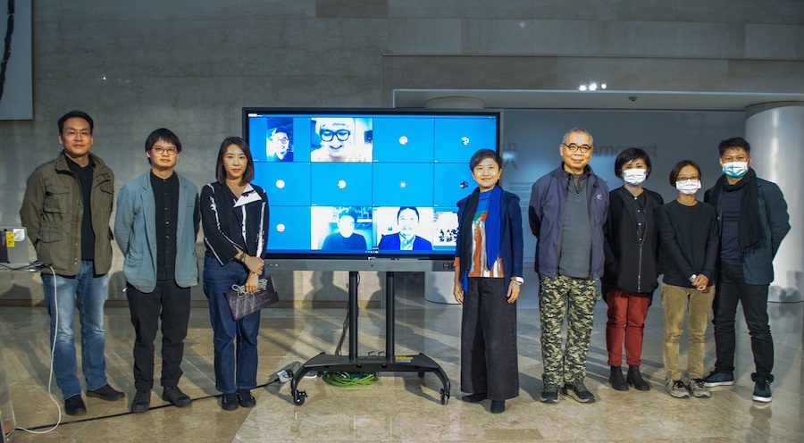1_高美館本日舉辦《沉默之間》開幕活動，現場與參展之外國藝術家進行視訊連線並合影留念。圖左起為國藝會獎助組藍恭旭總監、本展策展人田倧源與賴依欣、高美館李玉玲館長、國立台北教育大學藝術系黃海鳴教授、台灣參展藝術家王虹凱、你哥影視社代表廖修慧，以及藝術家饒加恩。