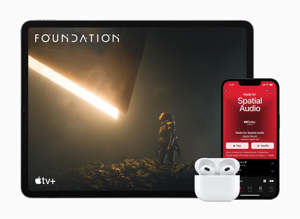 Apple_AirPods-3rd-gen_spatial-audio_10182021_big.large Apple_AirPods-3rd-gen_spatial-audio_10182021_big.large