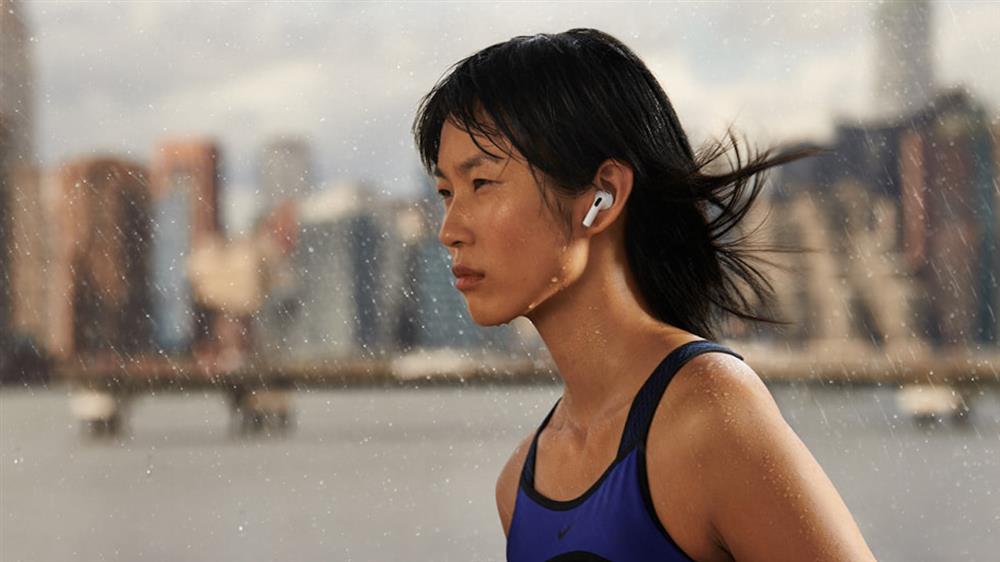 Apple_AirPods-3rd-gen_lifestyle-01_10182021_big.large Apple_AirPods-3rd-gen_lifestyle-01_10182021_big.large