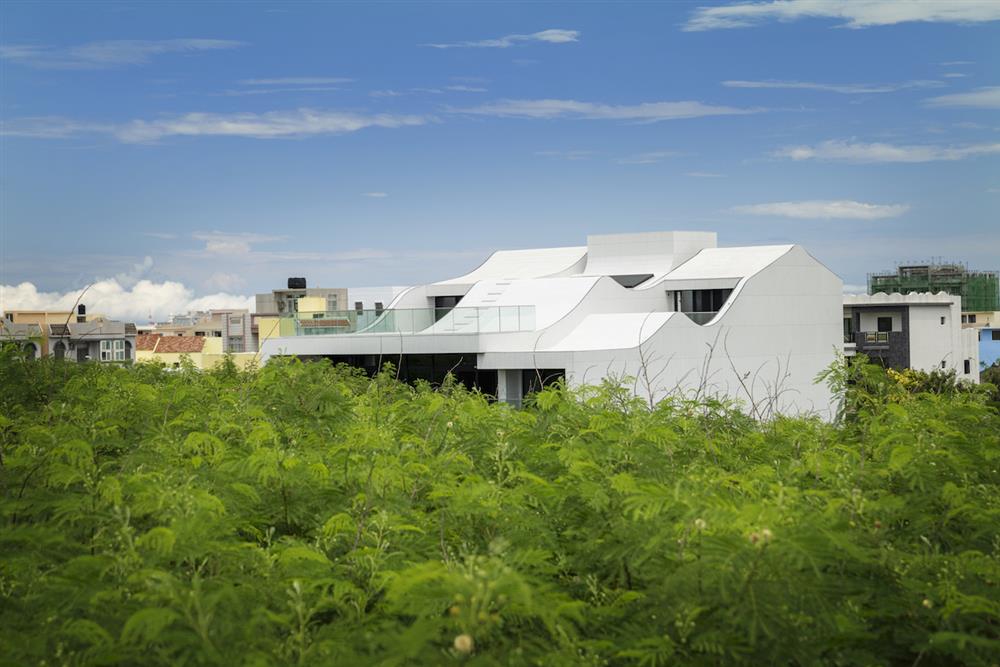 澎湖厝融合弧形山牆、馬背屋脊等在地建築元素，創造出林梢之際古厝聚落的意象，形構出具地方特色的民宅建築。