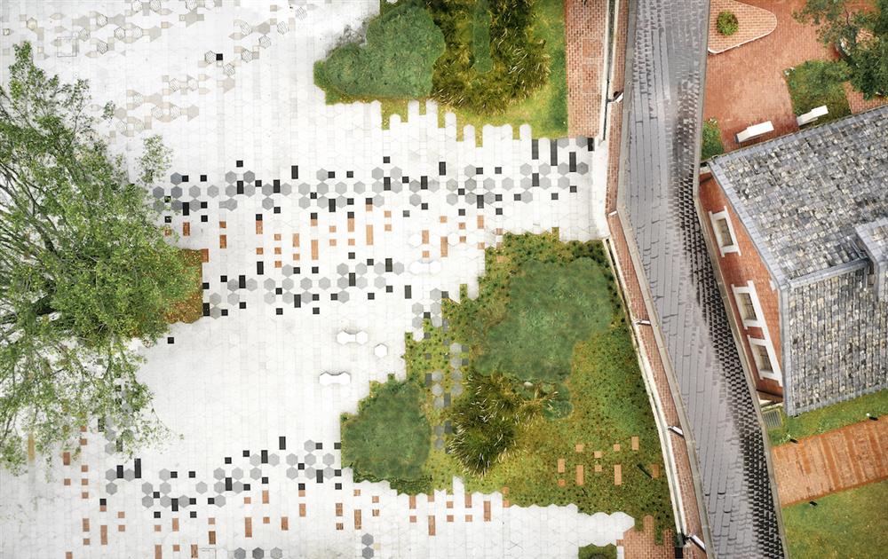 博物館園區的蹤跡地景運用不同材質表現歷經拆遷、重建及覆蓋的舊廊道與舊建物的歷史痕跡。