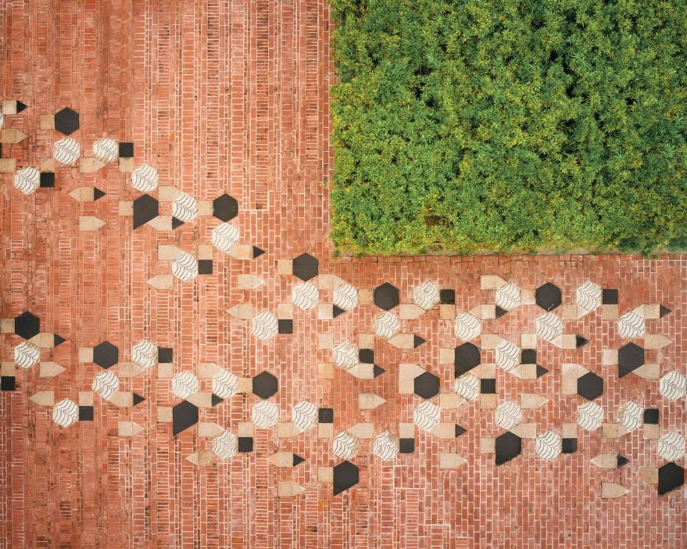 舊軌道的蹤跡透過鑲嵌在此鋪面的紋理逐一浮現。