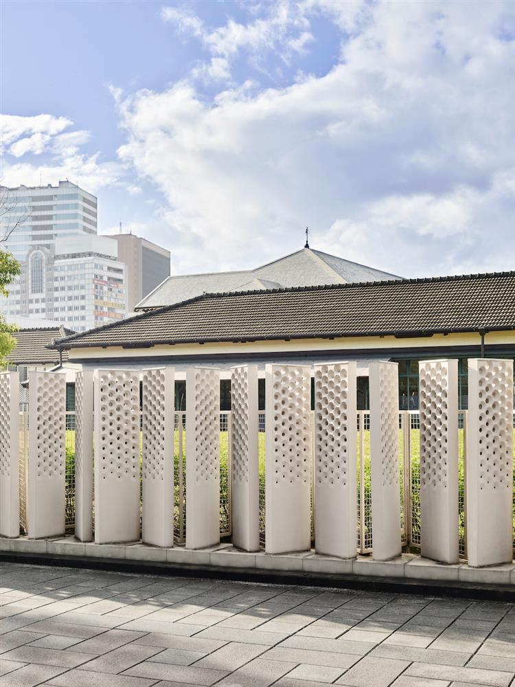 在園區側邊的通透圍欄是採用玻璃纖維強化水泥材料製造而成。