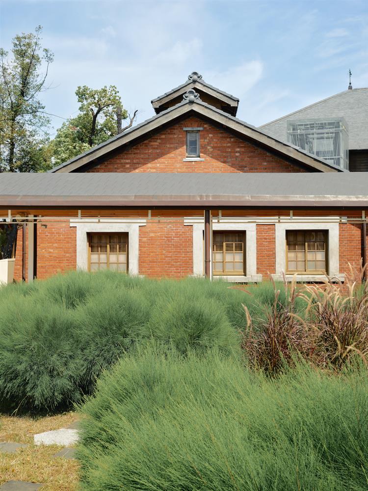 蹤跡地景設計之一的廊道，其設計沿用早期日本檜木、外側以銅覆蓋，弧形轉趨平坦的漸變式屋簷連接歷史舊廊道，貫串不同建築物。