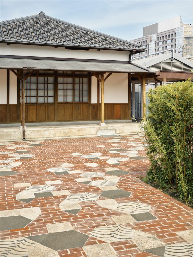 無法得知精確的歷史痕跡地點並重建，設計的策略以模糊、漸層淡出、模糊邊緣為核心概念，接近卻不定義絕對位置。