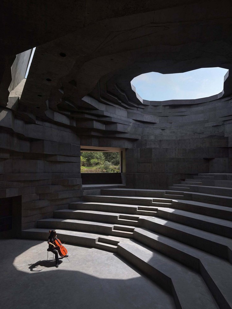 Semi-outdoor_amphitheater_photo_by_Jonathan_Leijonhufvud
