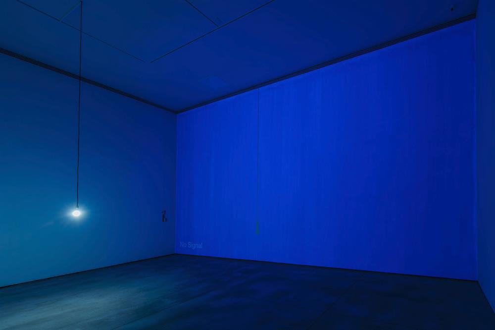 08 謝佑承,〈校準:藍幕 × 藍幕 (online)〉,2021,螢光漆、現成物、螢光燈具,尺寸依場地而定。藝術家自藏。 08 謝佑承,〈校準:藍幕 × 藍幕 (online)〉,2021,螢光漆、現成物、螢光燈具,尺寸依場地而定。藝術家自藏。