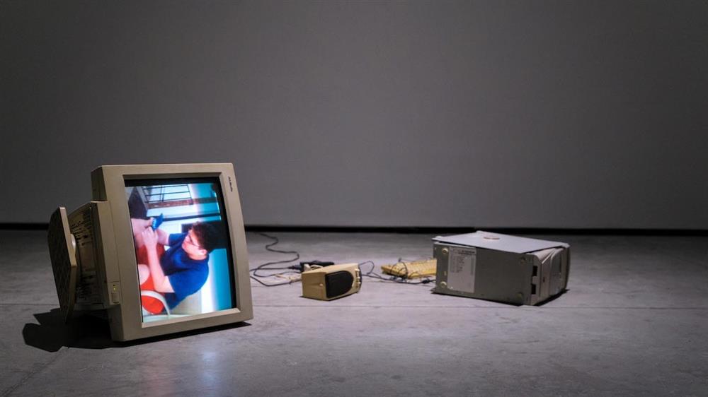 12 伊娃與佛朗哥‧馬特斯,〈我的世代〉,2010,錄像、損壞的電腦、CRT顯示器、喇叭、鍵盤、鼠標和各種電線,13_18_、尺寸依場地而定。藝術家自藏。 12 伊娃與佛朗哥‧馬特斯,〈我的世代〉,2010,錄像、損壞的電腦、CRT顯示器、喇叭、鍵盤、鼠標和各種電線,13_18_、尺寸依場地而定。藝術家自藏。