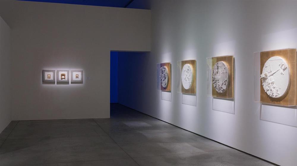 09 黃贊倫,〈天眼系列〉,2019,電腦零件、金箔、水泥、壓克力,88 x 88 x 15公分,5件。藝術家自藏。 09 黃贊倫,〈天眼系列〉,2019,電腦零件、金箔、水泥、壓克力,88 x 88 x 15公分,5件。藝術家自藏。