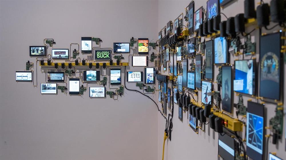 14 博爾納‧薩馬克,〈文字中的一年 4〉,2021,JPEG圖像、電子相框、電源板、延長線,尺寸依場地而定。由藝術家、紐約JTT畫廊和倫敦賽迪HQ畫廊提供。 14 博爾納‧薩馬克,〈文字中的一年 4〉,2021,JPEG圖像、電子相框、電源板、延長線,尺寸依場地而定。由藝術家、紐約JTT畫廊和倫敦賽迪HQ畫廊提供。