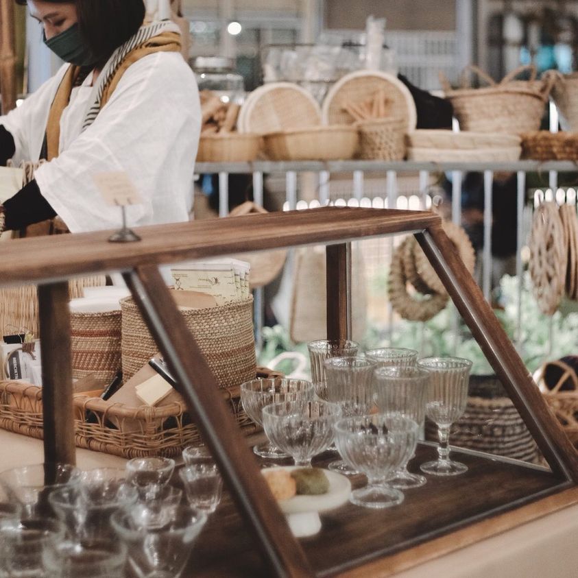 來到公園裡的草木森花市集，和我們一起感受提倡覺知消費、永續時尚的「Beaucoup 布咕」，結合書店和生活選品的品味吧