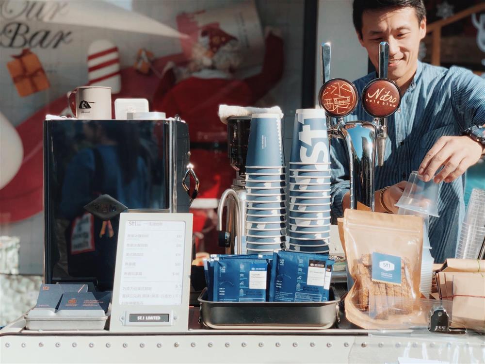 高人氣的自家烘焙咖啡館「St.1 Cafe_ _ Work Room 一街咖啡」也將參與此次公園裡的草木森花市集，邀請你用一杯精品咖啡療癒美好週末