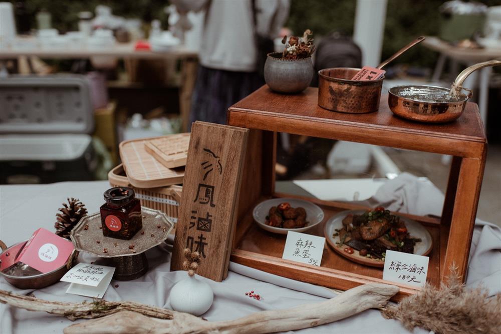 除了咖啡甜品外，在公園裡的草木森花市集也能親嚐到傳承媽媽好手藝的家常滷味「鳳滷味」