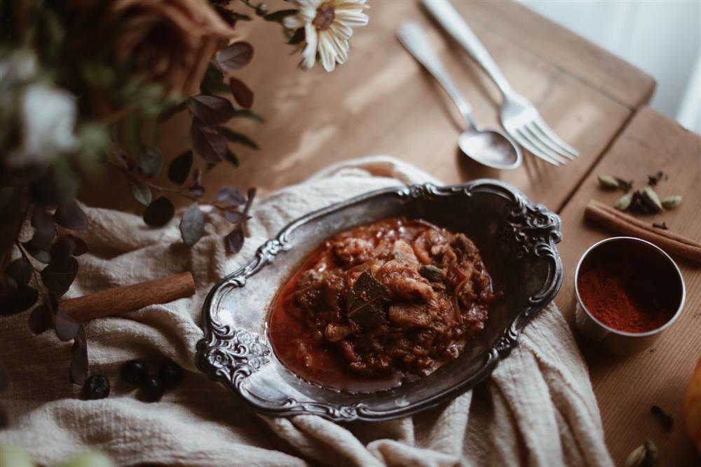 邀請你到公園裡的草木森花市集，品嘗到台南在地香料咖哩專門店「咖哩鬥陣」自己研發調製香料咖哩的美味！