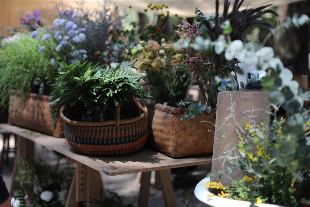 為生活妝點質感品味的「美吉」，將在公園裡的草木森花市集裡，讓你感受由乾燥花草揉作成充滿溫度的花藝作品