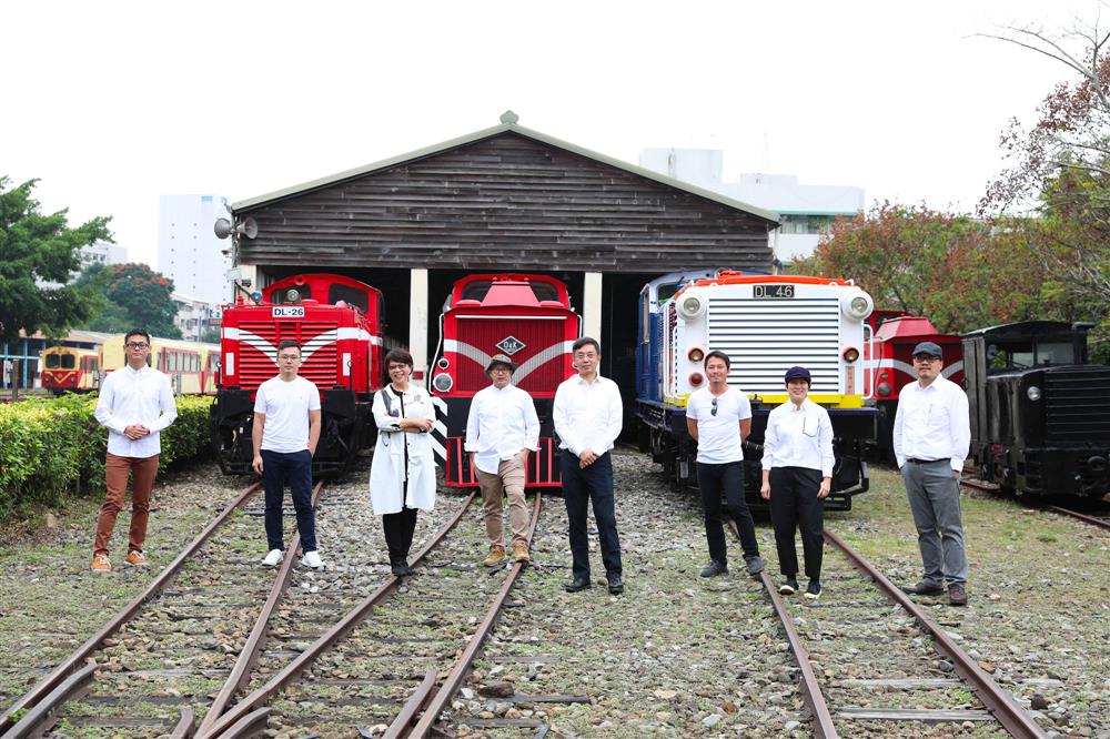 5_阿里山軸帶重塑行動-局長、處長、總策劃與五位設計師於栩悅號列車前大合照_照片提供：社計事務所