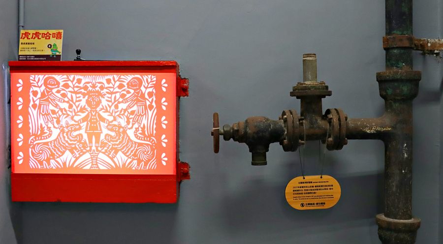 7. 製菸工廠裡的古董級消防栓箱展出16幅造型多樣的剪紙虎，具有喜氣意義的圖樣，讓來走春的民眾討個吉利！