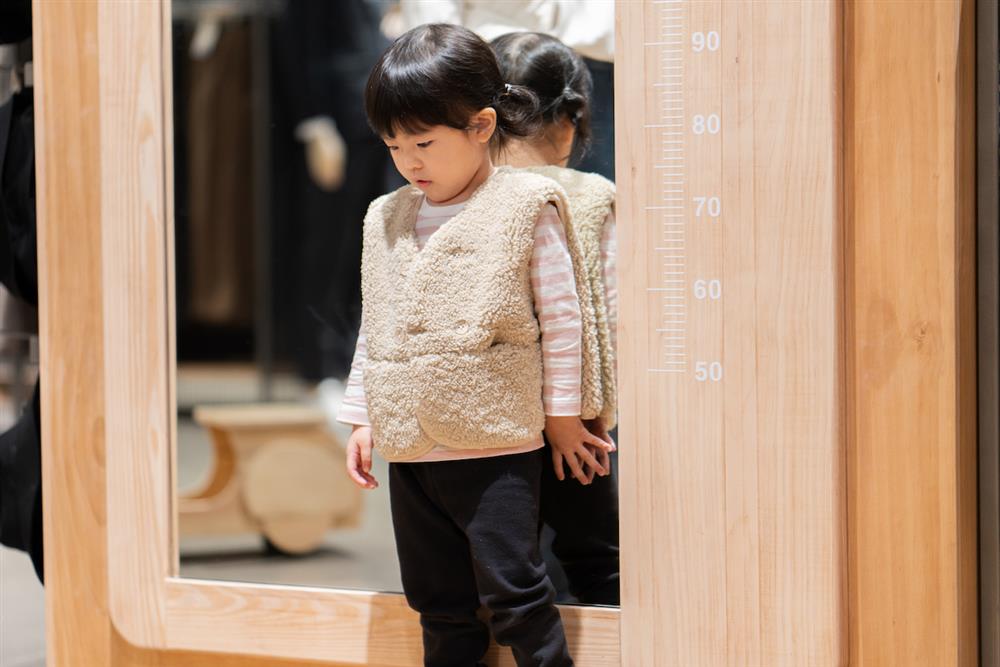 竹北門市於穿衣鏡上張貼身高量尺，讓親子遊逛時同步記錄成長的喜悅。 (2)