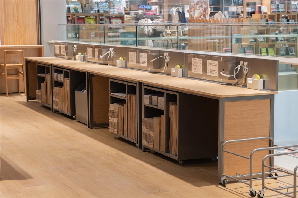 MUJI無印良品首度在門市規劃自助包裝區，鼓勵顧客重複使用或自備購物袋，減少包裝材料的消耗。 (1)