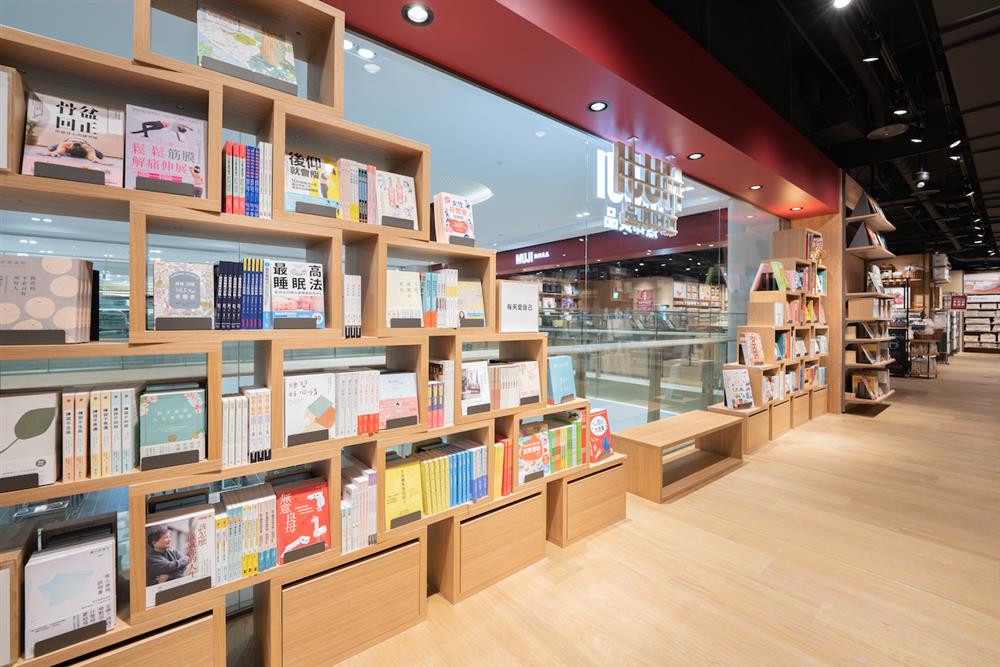 竹北門市提供逾700本生活選書，以「童書、生活風格」為主軸。