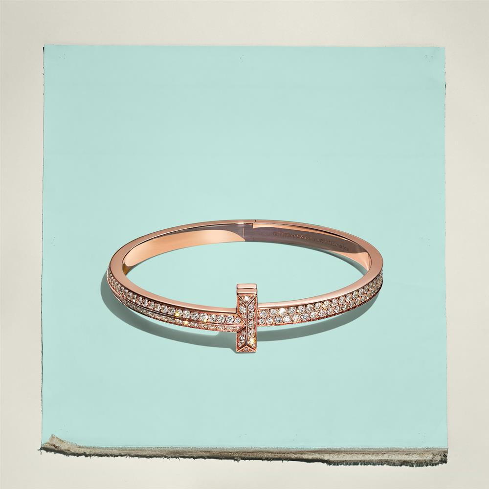 Tiffany T1 18K玫瑰金寬版鋪鑲鑽石手環 NT$1,060,000 Tiffany T1 18K玫瑰金寬版鋪鑲鑽石手環 NT$1,060,000