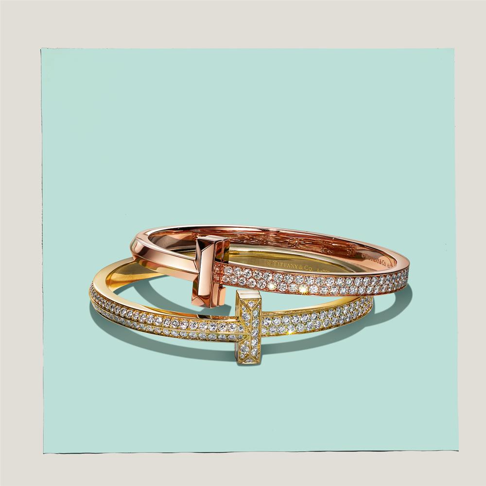 Tiffany T1系列 - 18K玫瑰金寬版鋪鑲鑽石手環 NT$705,000, 18K金寬版鋪鑲鑽石手環 NT$1,060,000 Tiffany T1系列 - 18K玫瑰金寬版鋪鑲鑽石手環 NT$705,000, 18K金寬版鋪鑲鑽石手環 NT$1,060,000