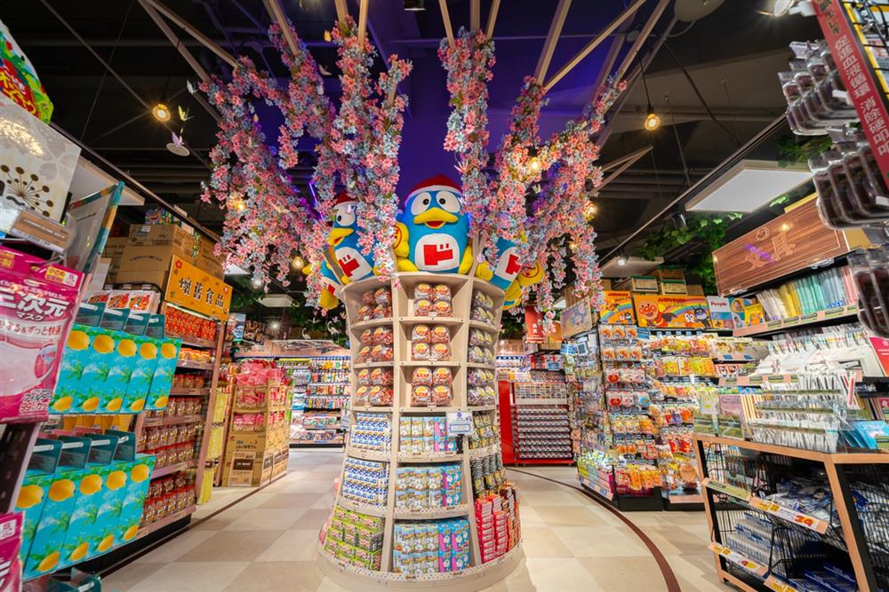 202222. 「DON DON DONKI忠孝新生店」的特色陳列－希望之樹。(圖片由DON DON DONKI提供)