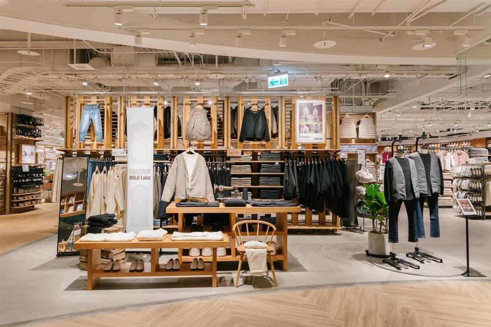 MUJI Labo:提供更好的品質與作工細緻度,強調基本款且符合個人風格的穿著方式–「比起滿滿的衣櫃,只留下適合自己生活型態、真正必要的衣服更令人感到充實」。 MUJI Labo:提供更好的品質與作工細緻度,強調基本款且符合個人風格的穿著方式–「比起滿滿的衣櫃,只留下適合自己生活型態、真正必要的衣服更令人感到充實」。