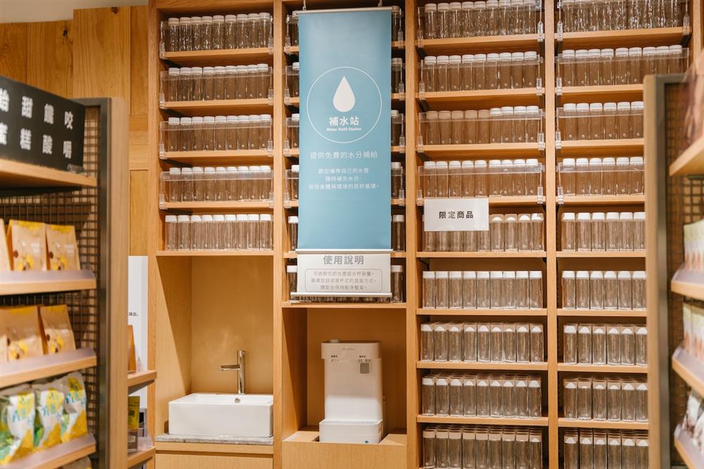 亮點三:全台首次提供免費安心飲用水,減少一次性容器使用 亮點三:全台首次提供免費安心飲用水,減少一次性容器使用
