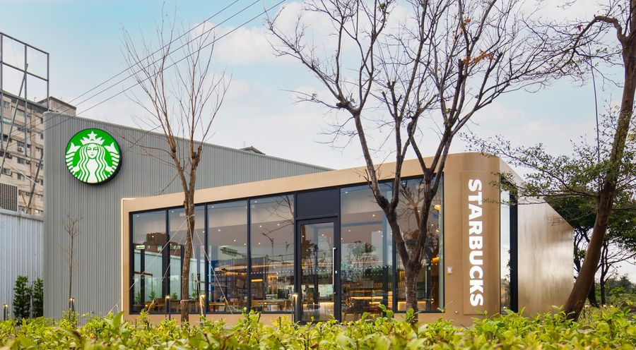 甫於日前開幕的星巴克頭份中央門市，靈感來源來自竹苗生活圈的中港溪，過去因金紙產業而興的中港，榮景時金色陽光映照在疊疊黃金紙上，黃澄澄的街道促使金色中港的美譽不逕而走，因此門市外觀以金棕色耀眼色系呼應