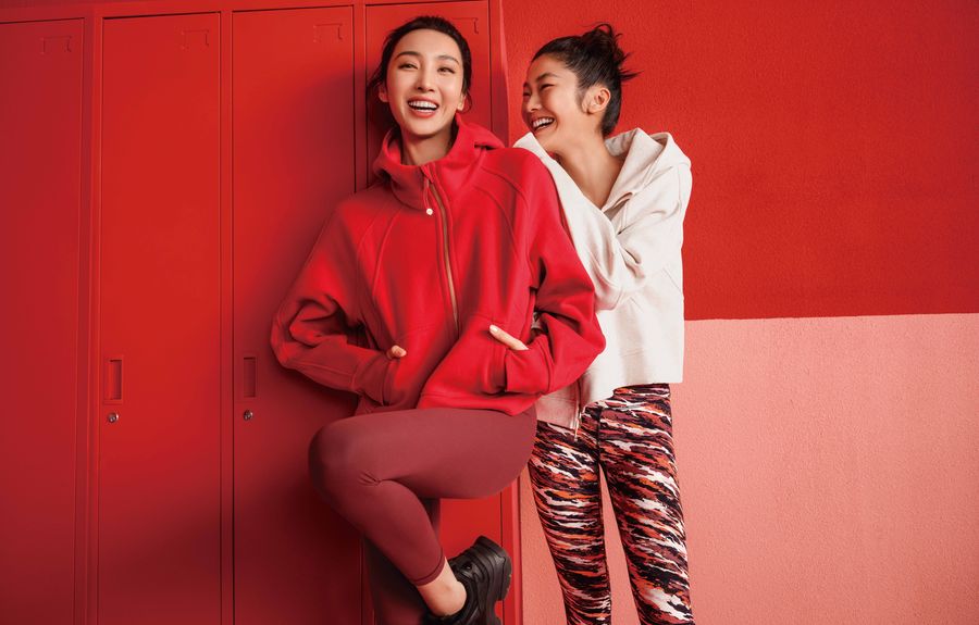 02 左： Scuba Oversized Full Zip 短版拉鍊外套 NT4,480 Wunder Train 高腰緊身褲 24” NT3,480 右： Scuba Oversized Full Zip 短版拉鍊外套 NT4,480 Align 24” 高腰瑜伽褲 NT3,480