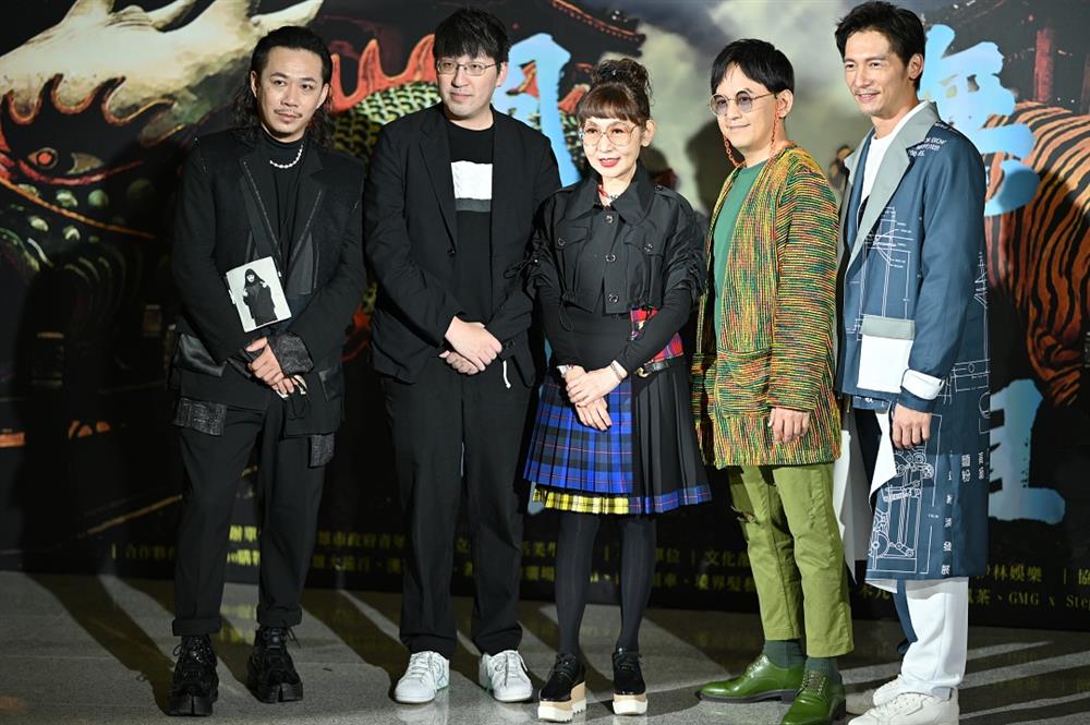 【配圖1圖說】2021高雄時尚大賞評審團，左起：設計師周裕穎、設計師詹朴、遠東百貨董事總經理徐雪芳、評審長黃子佼、藝人溫昇豪。