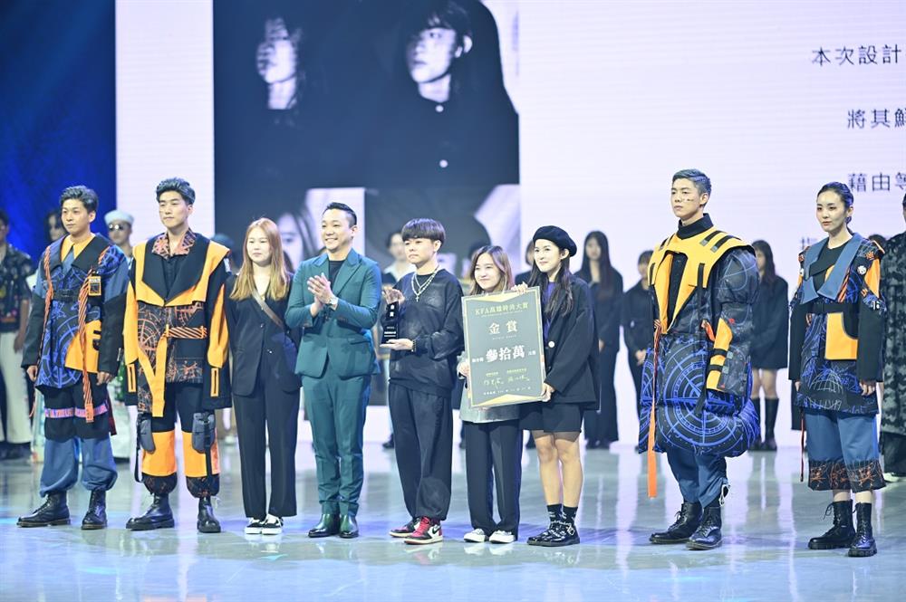 【配圖2圖說】高雄市政府青年局張以理局長頒發金賞獎盃及獎金給初試啼聲的「On Call 72限時三日」。