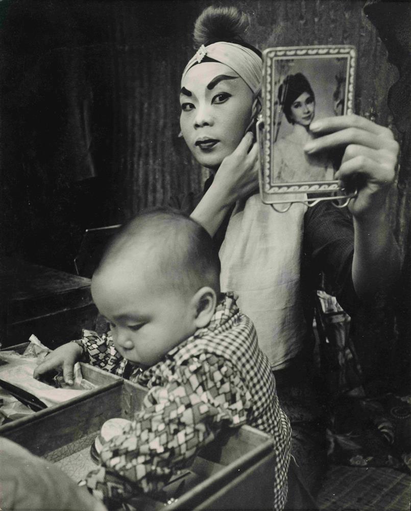 黃伯驥，〈上妝〉，1966，國家攝影文化中心典藏。