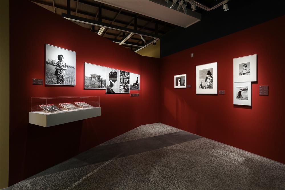 （展場照）「凝視衍變」在幽微的光線中凝視臺灣社會生命的軌跡及記憶，看見他們與時