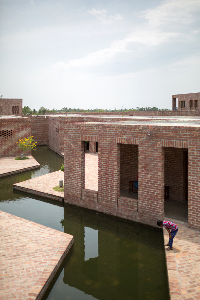 04._The__canal__separates_the_outdoor_and_in-patient_areas