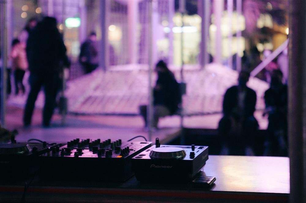 在霓虹燈管的照射下，和音樂混合出氤氳的氣氛，讓廣場瀰漫慵懶舒適的感受(photo by 吳燦)