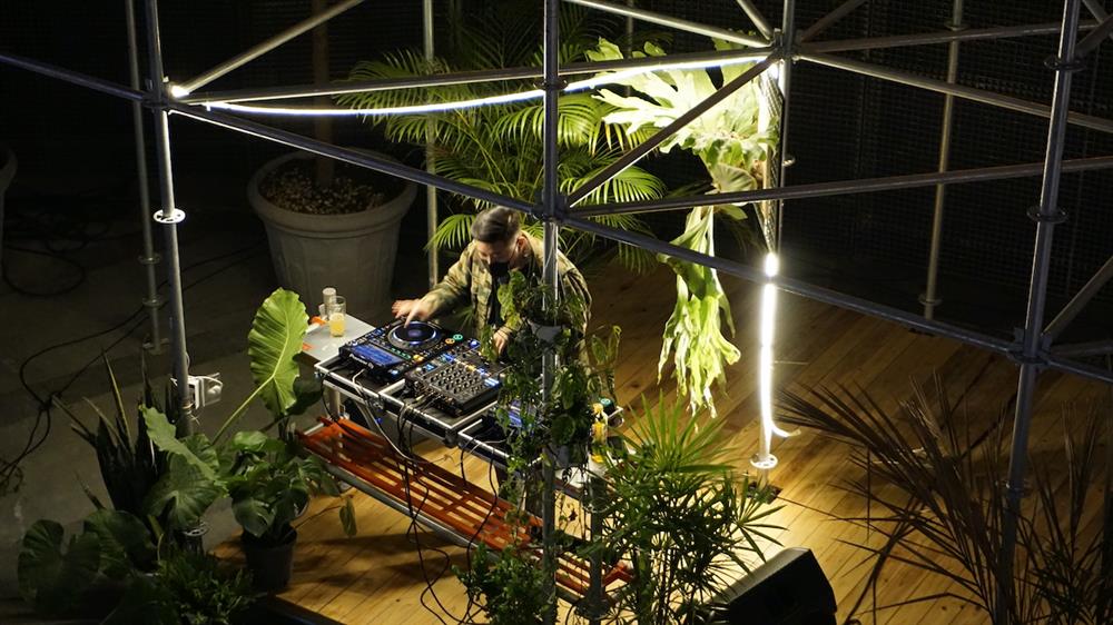 PARK2 B1打包運動場靈活多變的特性，讓木Deck時而成為舞台，時而挪移為表演騰出空間