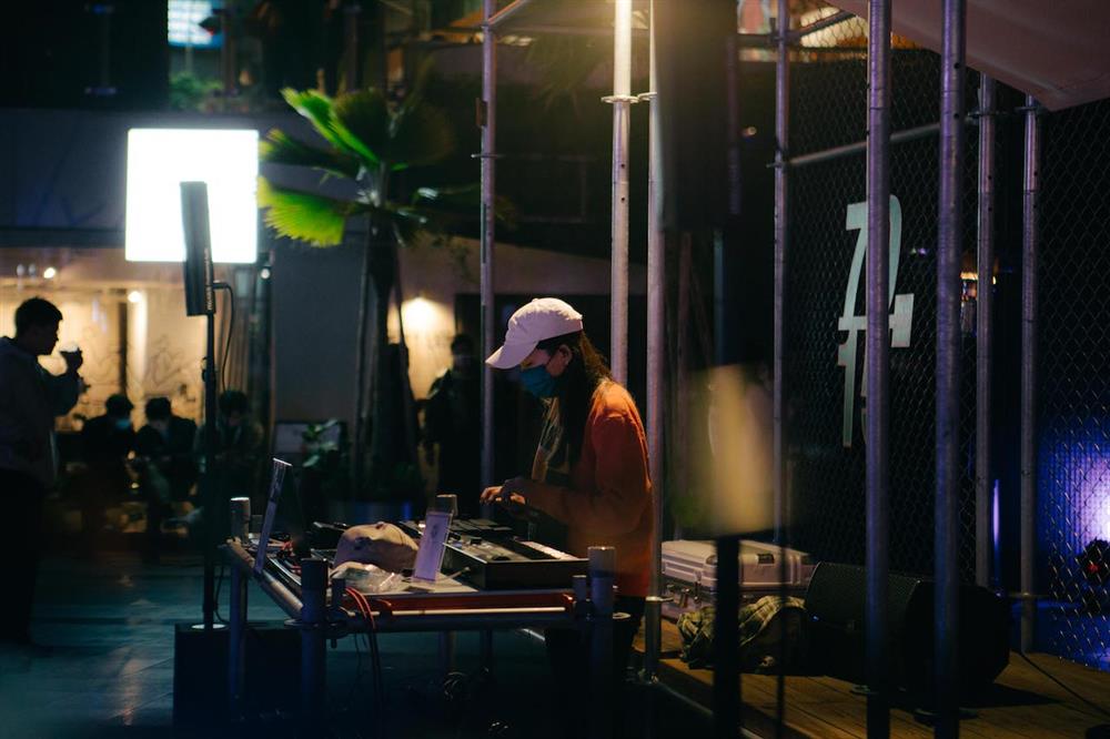 擅長用鼓機和電子琴創作的DJ E V E a.k.a. 酷酷小乖乖，為PARK2的音樂表演堆疊出更多有趣的可能(photo by 吳燦)