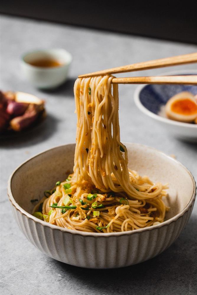 元鍋全新食品計劃-john-s-重現橫跨世代老台北的私房味-產品情境照-蔥油香拌麵-1644569130