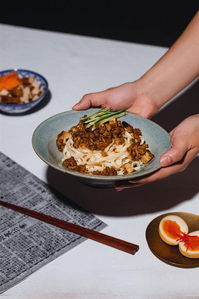 元鍋全新食品計劃-john-s-重現橫跨世代老台北的私房味-產品情境照-台式炸醬麵-1644568912